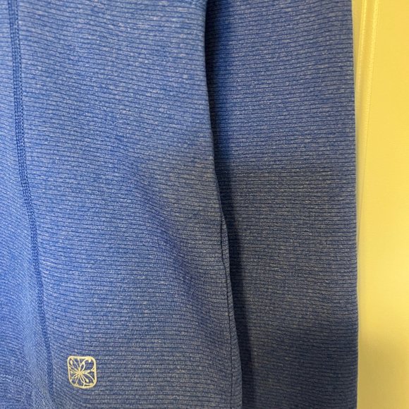 Gorgeous Blue side zip top in size M - L, tag no longer inside - Picture 2 of 4